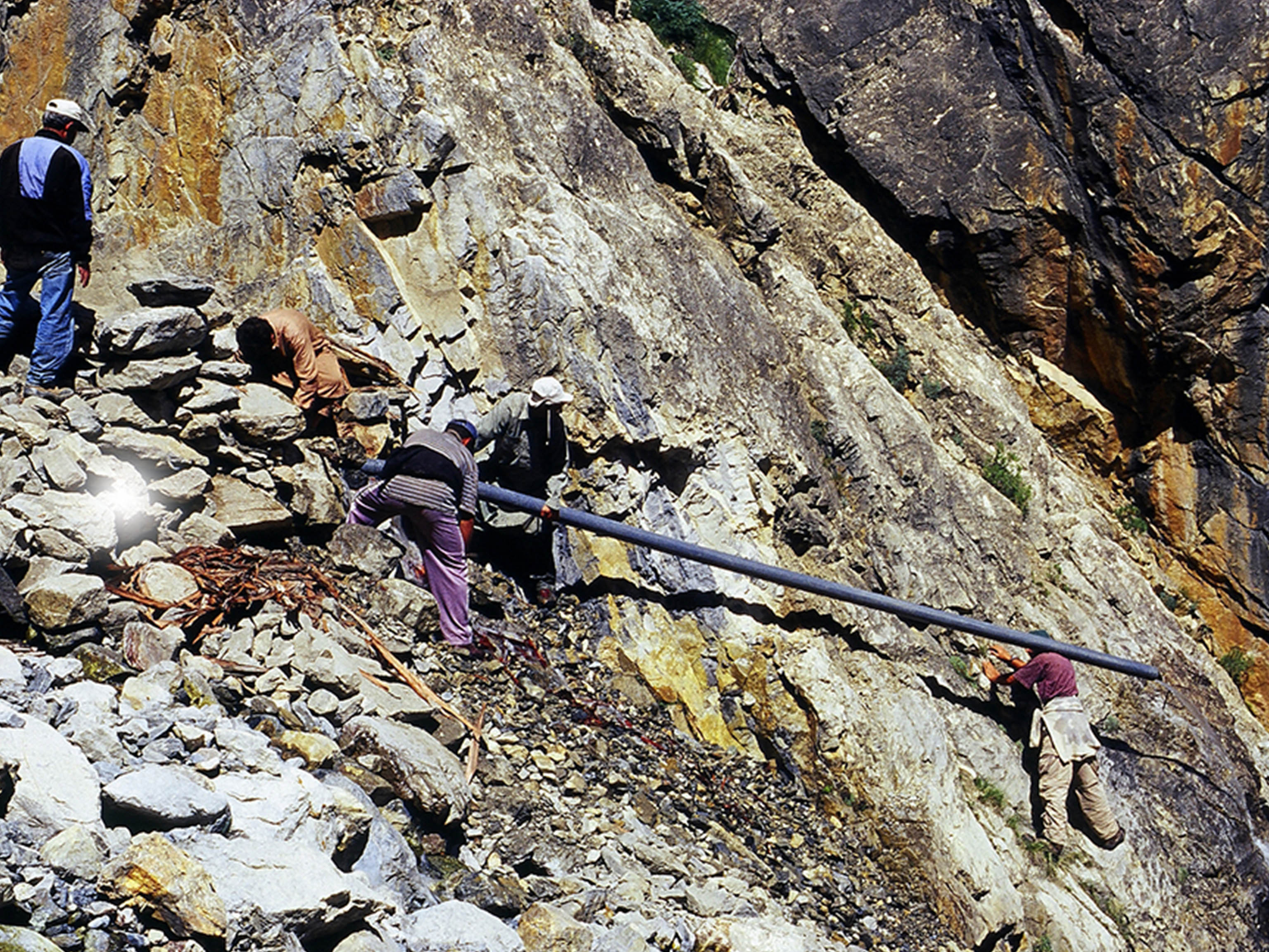 Wasserleitung in Passu/Hunza  |  Water supply in Passu/Hunza (2002)